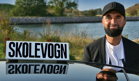 Javed Irani ved skolevogen
